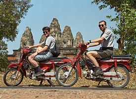 Nous allons par mobilette à Angkor