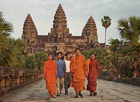 Des prêtres bouddhistes devant l'ensemble de temples géant