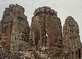 Le Bayon consiste en de têtes de pierre gigantesques