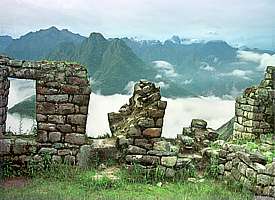 Au-dessus des nuages: les restes de la muraille de Wiñaywayna