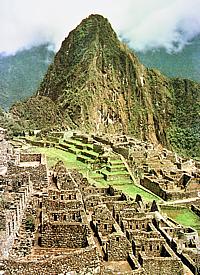Machu Picchu devant la silhoulette du Waynaoicchu