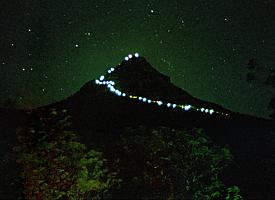 La «Montagne sacrée» pendant la nuit