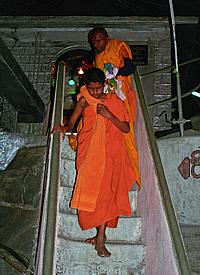 Des moines bouddhistes au temple «Sri Prada»