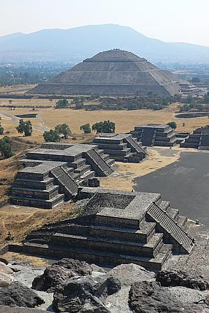 Blick von der Mond- zur Sonnenpyramide / Teotihuacan / Mexiko (2006)