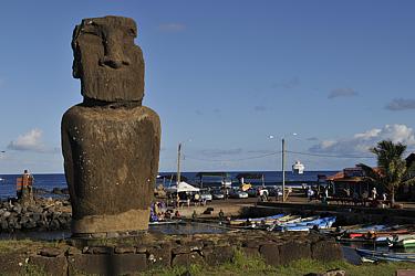 Ein Moai in Hanga Roa