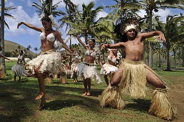 Junge Rapanui-Maori zeigen traditionelle Tänze