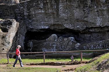 Unvollendeter Moai im Steinbruch