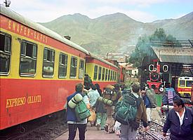 Départ: en train dans la vallée Urubamba