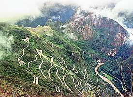 Die Straße vom Urubamba-Tal hinauf nach "Machu Picchu"