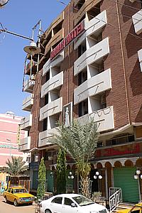 Das „Damah Hotel” mit Waschbecken auf dem Balkon