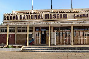 Vor dem Eingang zum Sudanesischen Nationalmuseum